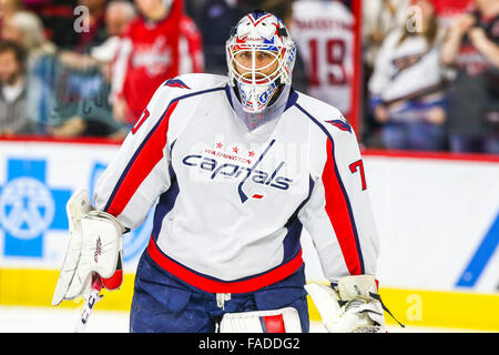 Washington capitelli goalie Braden Holtby (70) durante il gioco NHL tra capitali di Washington e Carolina Hurricanes al PNC Arena. Foto Stock