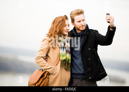 Coppia giovane tenendo selfie Foto Stock