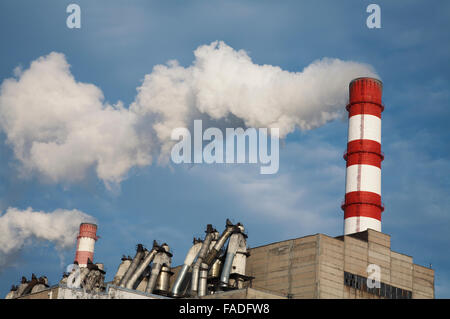 Fumo billowing da alte pile Foto Stock