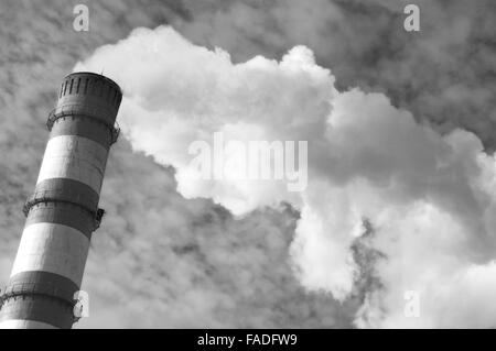 Fumo billowing da alte pile Foto Stock