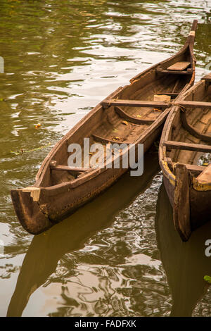 Backwaters nel Kerala, India. Le lagune sono una rete estesa di 41 ovest ad incastro che scorre fiumi, laghi e canali th Foto Stock