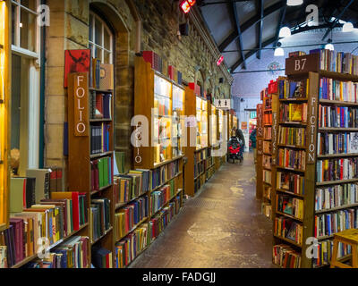 Interno del baratto libri di seconda mano bookshop in Alnwick Northumberland Foto Stock