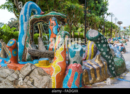 Fontana in stile Gaudi presso la passeggiata Merlion sull'Isola di Sentosa, Singapore Foto Stock