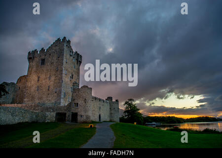 Castello di Ross a Lough Leane in Irlanda Foto Stock