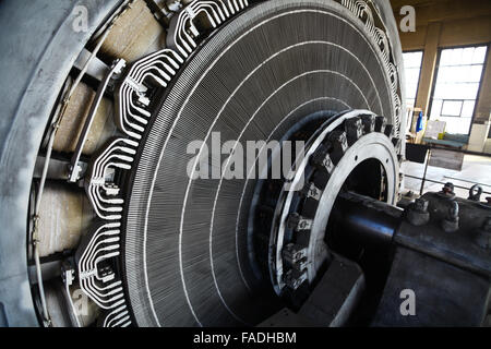 Close-up shot di uno statore di un grosso motore elettrico. Foto Stock