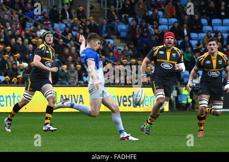 Coventry, Regno Unito. 27th, dicembre, 2015. Owen Farrell dei Saraceni calci per touch. Azione dalla Ricoh Stadium, Coventry, in Aviva Premiership gioco tra vespe rfc e saraceni. Credito: Phil Hutchinson/Alamy Live News Foto Stock