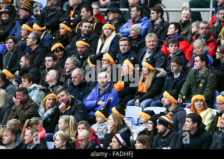 Coventry, Regno Unito. 27th, dicembre, 2015. La folla con cappelli di Babbo Natale. Azione dalla Ricoh Stadium, Coventry, in Aviva Premiership gioco tra vespe rfc e saraceni. Credito: Phil Hutchinson/Alamy Live News Foto Stock