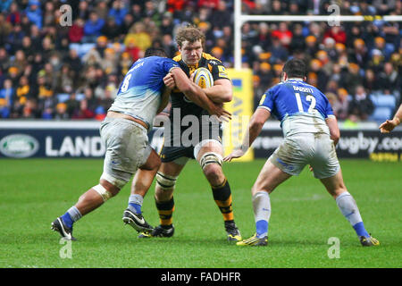 Coventry, Regno Unito. 27th, dicembre, 2015. Vespe Joe Launchbury è affrontato da Michael Rhodes, Brad Barritt di vespe durante l'azione dalla Ricoh Stadium, Coventry, in Aviva Premiership gioco tra vespe rfc e saraceni. Credito: Phil Hutchinson/Alamy Live News Foto Stock