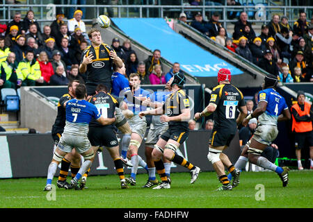 Coventry, Regno Unito. 27th, dicembre, 2015. Vespe Joe Launchbury in azione al Ricoh Stadium, Coventry, in Aviva Premiership gioco tra vespe rfc e saraceni. Credito: Phil Hutchinson/Alamy Live News Foto Stock