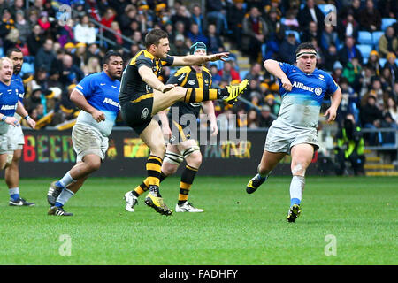 Coventry, Regno Unito. 27th, dicembre, 2015. Vespe Jimmy Gopperth in azione al Ricoh Stadium, Coventry, in Aviva Premiership gioco tra vespe rfc e saraceni. Credito: Phil Hutchinson/Alamy Live News Foto Stock