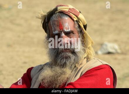 Di Allahabad, Uttar Pradesh, India. 28 dicembre, 2015. India, Uttar Pradesh, di Allahabad: un sadhu reagiscono alla fotocamera dopo arrivare a frequentare Magh mela fiera alla banca di Sangam, alla confluenza del fiume Ganga Yamuna e saraswati mitologica in Allahabad il 28 dicembre, 2015. Il Magh Mela si svolge ogni anno sulle rive del Triveni Sangam - la confluenza dei tre grandi fiumi Ganga, Yamuna e la mistica Saraswati durante il mese indù di Magh che corrisponde a metà gennaio - metà febbraio. © Prabhat Kumar Verma/ZUMA filo/Alamy Live News Foto Stock