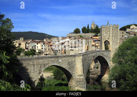 Il villaggio e il ponte medievale Besalú, situato nella zona della Garrotxa, Costa Brava Catalogna Foto Stock