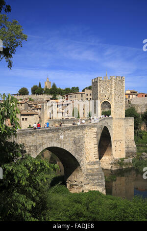 Il villaggio e il ponte medievale Besalú, situato nella zona della Garrotxa, Costa Brava Catalogna Foto Stock