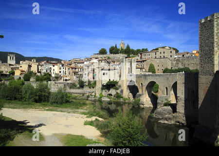 Il villaggio e il ponte medievale Besalú, situato nella zona della Garrotxa, Costa Brava Catalogna Foto Stock