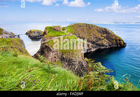 Turismo a Carrick-a-Rede ponte di corde sulla costa Causeway nella contea di Antrim, Irlanda del Nord Foto Stock