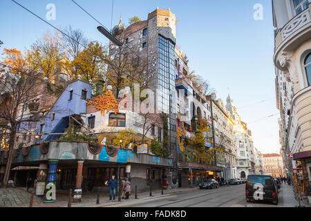 Vienna, Austria - 1 Novembre 2015: Street view con casa Hundertwasser, facciata colorata del famoso punto di riferimento della città Foto Stock