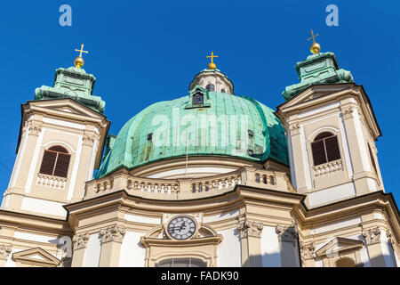 Peterskirche o la Basilica di San Pietro a Vienna, Austria. Verdi cupole oltre il cielo blu Foto Stock