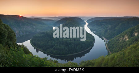 Saarschleife fiume Saar curva dal Cloef lookout, Orscholz a Mettlach, Saarland, Germania Foto Stock