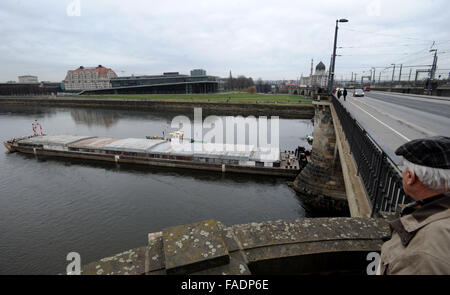 Drazdany, Germania. 28 dicembre, 2015. Rimorchiatore ceca è bloccato sotto il Marienbruecke ponte sul fiume Elba a Dresda, Germania, 28 dicembre 2015. Il Labe (Elba) Autorità di Bacino del fiume ha inviato un'onda lungo il fiume per aiutarci a salvare un ceco nave da carico. Il 90 metri di nave con un carico di peso 1100 tonnellate è rimasto bloccato in Germania durante il suo viaggio a Decin, Boemia settentrionale, domenica 27. © Libor Zavoral/CTK foto/Alamy Live News Foto Stock