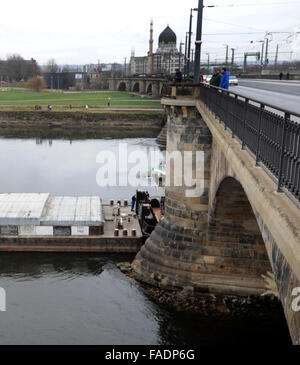 Drazdany, Germania. 28 dicembre, 2015. Rimorchiatore ceca è bloccato sotto il Marienbruecke ponte sul fiume Elba a Dresda, Germania, 28 dicembre 2015. Il Labe (Elba) Autorità di Bacino del fiume ha inviato un'onda lungo il fiume per aiutarci a salvare un ceco nave da carico. Il 90 metri di nave con un carico di peso 1100 tonnellate è rimasto bloccato in Germania durante il suo viaggio a Decin, Boemia settentrionale, domenica 27. © Libor Zavoral/CTK foto/Alamy Live News Foto Stock