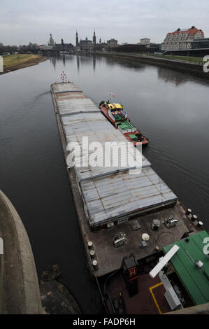 Drazdany, Germania. 28 dicembre, 2015. Rimorchiatore ceca è bloccato sotto il Marienbruecke ponte sul fiume Elba a Dresda, Germania, 28 dicembre 2015. Il Labe (Elba) Autorità di Bacino del fiume ha inviato un'onda lungo il fiume per aiutarci a salvare un ceco nave da carico. Il 90 metri di nave con un carico di peso 1100 tonnellate è rimasto bloccato in Germania durante il suo viaggio a Decin, Boemia settentrionale, domenica 27. © Libor Zavoral/CTK foto/Alamy Live News Foto Stock
