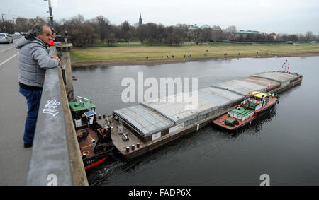 Drazdany, Germania. 28 dicembre, 2015. Rimorchiatore ceca è bloccato sotto il Marienbruecke ponte sul fiume Elba a Dresda, Germania, 28 dicembre 2015. Il Labe (Elba) Autorità di Bacino del fiume ha inviato un'onda lungo il fiume per aiutarci a salvare un ceco nave da carico. Il 90 metri di nave con un carico di peso 1100 tonnellate è rimasto bloccato in Germania durante il suo viaggio a Decin, Boemia settentrionale, domenica 27. © Libor Zavoral/CTK foto/Alamy Live News Foto Stock