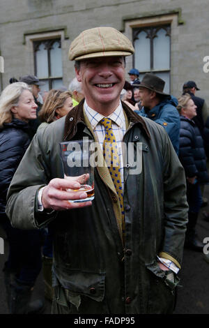 United Kingdom Independence Party (UKIP) leader Nigel Farage atends il vecchio Burstow Surrey e West Kent Hunt ride a Chiddings Foto Stock