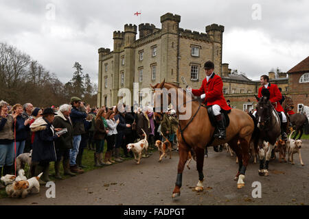 I membri del vecchio Surrey Burstow e West Kent Hunt partono Chiddingstone Castle per l annuale Boxing Day hunt in Chiddingstone Foto Stock