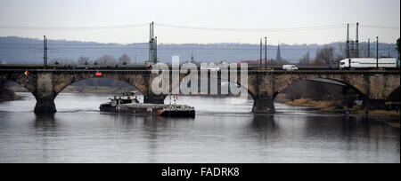Drazdany, Germania. 28 dicembre, 2015. Rimorchiatore ceca è bloccato sotto il Marienbruecke ponte sul fiume Elba a Dresda, Germania, 28 dicembre 2015. Il Labe (Elba) Autorità di Bacino del fiume ha inviato un'onda lungo il fiume per aiutarci a salvare un ceco nave da carico. Il 90 metri di nave con un carico di peso 1100 tonnellate è rimasto bloccato in Germania durante il suo viaggio a Decin, Boemia settentrionale, domenica 27. © Libor Zavoral/CTK foto/Alamy Live News Foto Stock