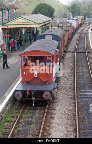 Corfe Castle, Dorset, Regno Unito. 28 dicembre 2015. Il riscaldamento invernale sulla Swanage Railway vede treni storici, a vapore e diesel, che corrono tra Swanage e la ferrovia di Norden, passando per il Castello di Corfe. Treno merci con vagoni alla stazione del Castello di Corfe. Credit: Carolyn Jenkins/Alamy Live News Foto Stock