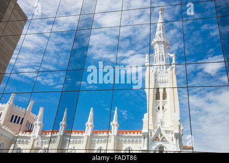 La Concepción chiesa riflessa sulla facciata di vetro. Calle Goya, Madrid, Spagna. Foto Stock