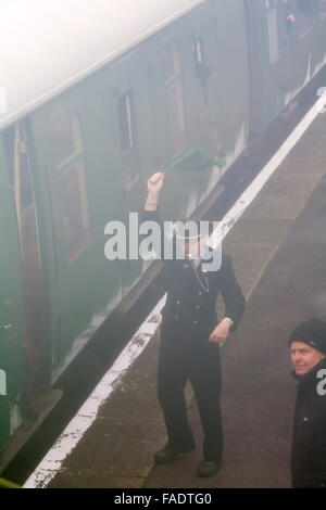 Corfe Castle, Dorset, Regno Unito. Il 28 dicembre 2015. Inverno caldo fino a Swanage vede ferroviaria treni storici, vapore e diesel, eseguire tra Swanage e Norden ferrovia, via Corfe Castle. Credito: Carolyn Jenkins/Alamy Live News Foto Stock