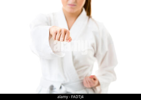 Bella giovane donna eseguendo il karate si muove su sfondo bianco Foto Stock