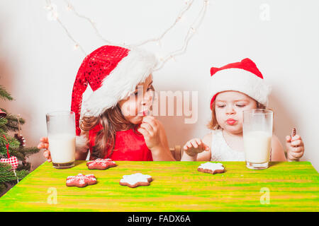 Due ragazze vicino albero di Natale Foto Stock