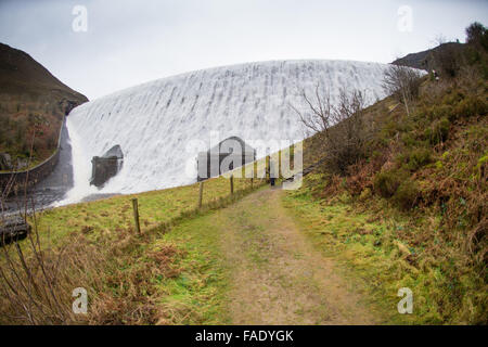 Elan Valley, vicino Rhayader, Powys Wales UK. Il 28 dicembre, 2015. Dopo settimane di pioggia pesante le acque al di sopra della Caban Coch diga in Elan Valley, a ovest di Rhayader Powys Galles Centrale. Caban Coch è il collegamento più basso in una catena di 6 dighe e serbatoi costruiti un centinaio di anni fa alimentazione in un 73 miglio gravità acquedotto condotto per la fornitura di acqua potabile alla città di Birmingham Credito: keith morris/Alamy Live News Foto Stock