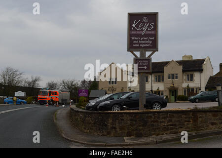 Lancaster, Regno Unito. 28 dicembre, 2015. Un motore Fire chiude la A6 in prossimità dei tasti pub dopo le inondazioni nel Nord West Lancashire su dicembre 28th, 2015 Credit: Martin Bateman/Alamy Live News Foto Stock