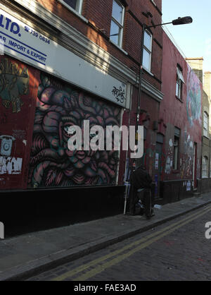 Blue sky ritratto Amara Por Dios testa astratta e uomo lampada pendente-post, Grimsby Street da Brick Lane, Shoreditch, LONDRA, E1 Foto Stock