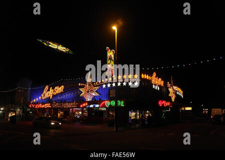 Vista notturna attraverso la Central Promenade verso la accesa Lucky Star divertimento arcade, Blackpool luminarie, UK, 2013 Foto Stock