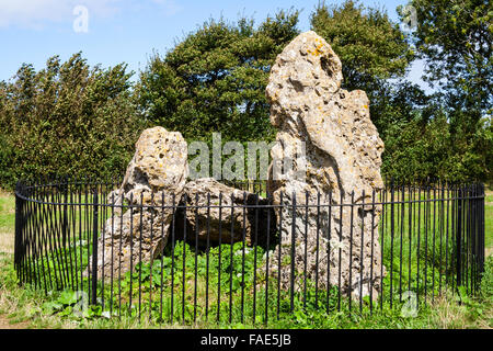 Inghilterra, Oxfordshire, il Rollright Stones, Tardo neolitico Età del bronzo, 5 pietre permanente formando una camera di sepoltura, "Whispering cavalieri". Foto Stock