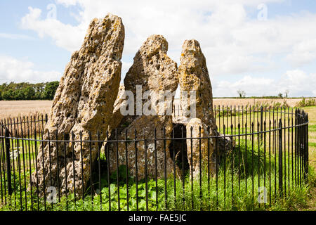 Inghilterra, Oxfordshire, il Rollright Stones, Tardo neolitico Età del bronzo, 5 pietre permanente formando una camera di sepoltura, "Whispering cavalieri". Foto Stock
