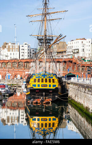 Vista di poppa del Grand Turk, replica a tre alberi man-di-guerra in nave a vela ormeggiata in porto di Ramsgate. Marina riempito con piccole imbarcazioni. Blue sky. Foto Stock