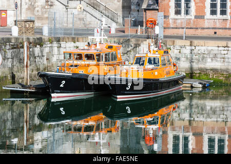 Due pilota britannico barche ormeggiate fianco a fianco nel Porto di Ramsgate. Numerate da 2 e 3, arancio brillante sovrastruttura con scafo nero. Vista frontale di prua. Foto Stock