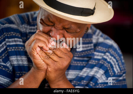 Man blues harmonica. Foto Stock