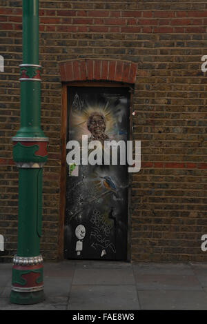 Don Paul Smith immagini arcobaleno faccia sorridente Mandela e Kingfisher appollaiato Branch, porta Brick Lane a Grimsby Street, Londra Foto Stock