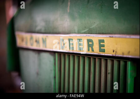 John Deere etichetta sulla parte anteriore di un vecchio trattore Foto Stock