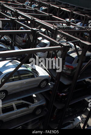 Outdoor New York automatizzato di parcheggio in diversi livelli di retroilluminazione verticale Foto Stock