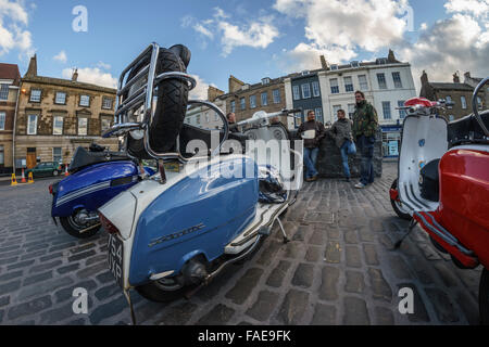 Berwick Bulldogs classic scooters soddisfare fino a Kelso square Scozia su un informale giro di amici Foto Stock