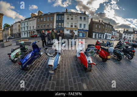 Berwick Bulldogs classic scooters soddisfare fino a Kelso square Scozia su un informale giro di amici Foto Stock