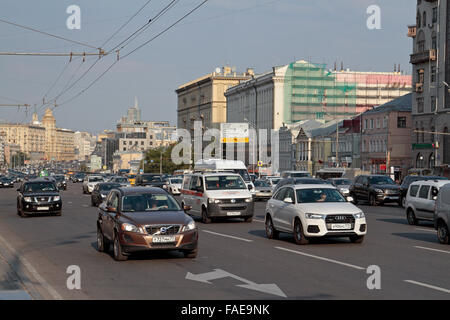 Il traffico sul multi-lane Sadovaya-Samotechnaya ul 3 a Mosca, in Russia. Foto Stock