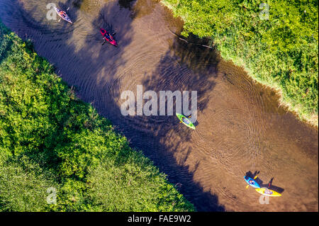 Vista aerea di un gruppo di kayakers guidato verso un fiume in Harford County, MD. Foto Stock